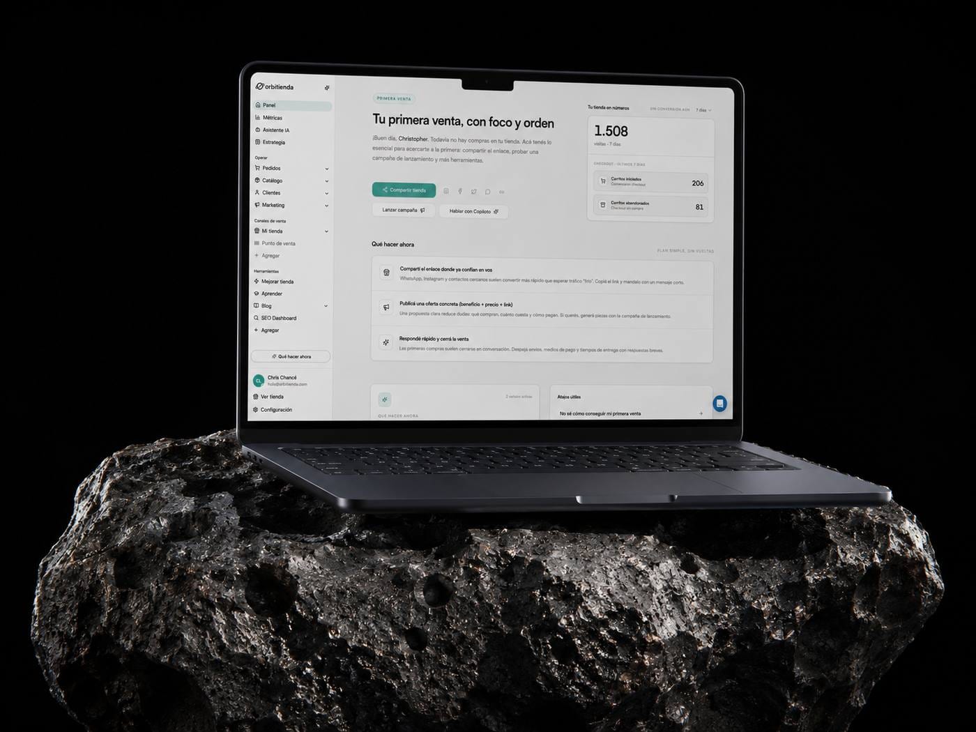 Panel de administración de Orbitienda en una notebook