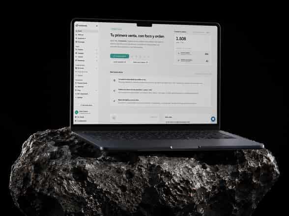 Panel de administración de Orbitienda en una notebook